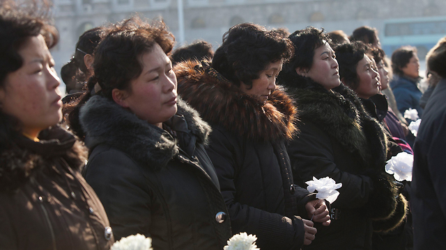 הפעם עם פחות דמעות. נשים צפון קוריאניות (צילום: AP) (צילום: AP)