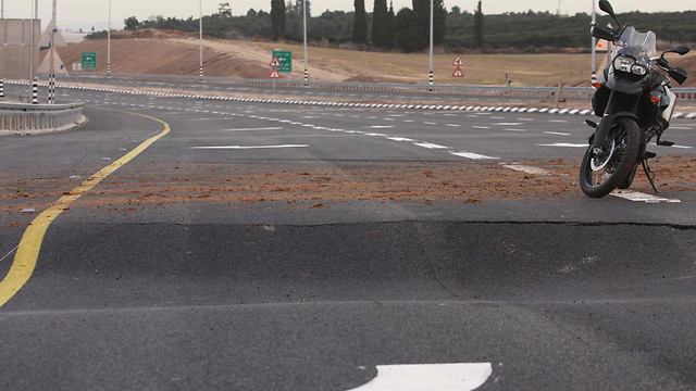 הכביש שקע באופן מסוכן - הגשם אשם (צילום: עידו ארז) (צילום: עידו ארז)