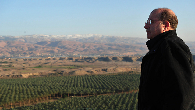 Defense Minister Ya'alon in Jordan Valley (Photo: Ariel Hermoni, Defense Ministry)