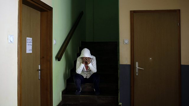 קורבן נוסף במקלט לנשים מוכות בפרברי לבלגרד (צילום: AP) (צילום: AP)