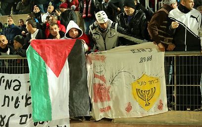 דגלי פלסטין ביציע אוהדי סכנין (צילום: אלעד גרשגורן) (צילום: אלעד גרשגורן)