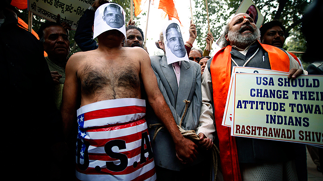 בהודו זועמים. הפגנת מחאה נגד מעצר הדיפלומטית עם אובמה ש"הופשט" (צילום: AP) (צילום: AP)