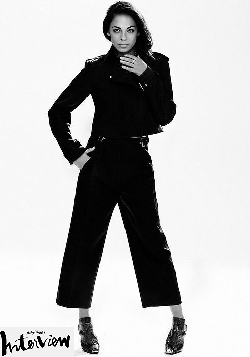 אטיאס בהפקת אופנה מרשימה (צילום :BRIAN HIGBEE  interview magazine) (צילום :BRIAN HIGBEE  interview magazine)