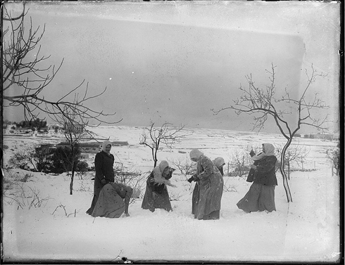 "נשים ערביות בשלג" (צילום: צלמי המושבה האמריקנית) (צילום: צלמי המושבה האמריקנית)