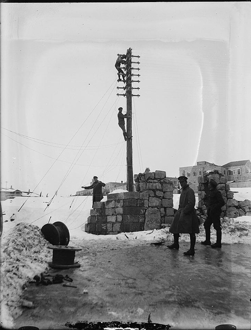חיילים בריטים מתקנים קווי חשמל (צילום: צלמי המושבה האמריקנית) (צילום: צלמי המושבה האמריקנית)