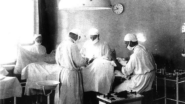 חדר ניתוח בשנות ה-40 (צילום: ארכיון רמב"ם) (צילום: ארכיון רמב
