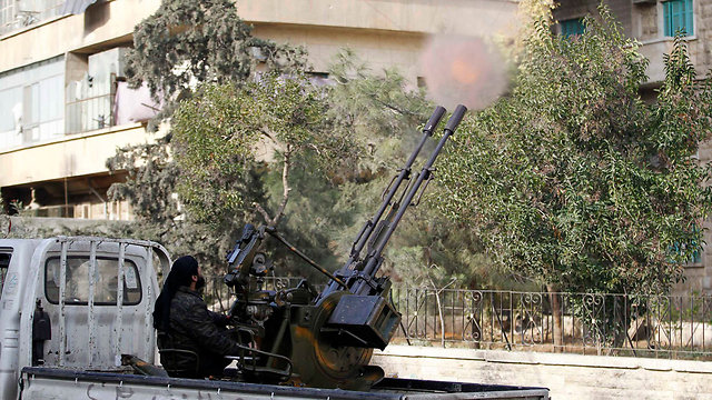במערב לא רצו שנשק יזלוג לגורמים קיצוניים. מורדים מג'בהת א-נוסרה בחלב (צילום: רויטרס) (צילום: רויטרס)