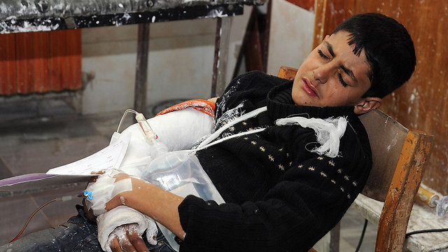 גם ילדים משלמים את מחיר העימות. פצוע בדמשק (צילום: EPA) (צילום: EPA)
