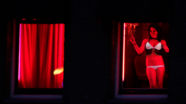 רובע האורות האדומים הפך לסימן היכר של אמסטרדם (צילום: AP) (צילום: AP)
