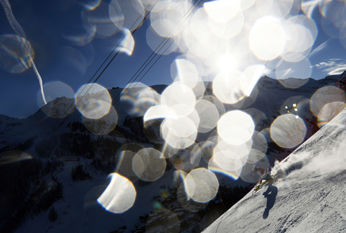 הגולש השווייצרי מרקוס פוגל במהלך תחרות גביע העולם לסללום סקי באלפים הצרפתיים (צילום: AFP) (צילום: AFP)
