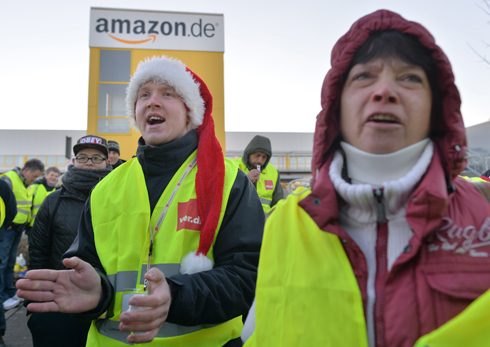 עובדי ענקית האינטרנט "אמזון" מפגינים מול המרכז הלוגיסטי של החברה בעיר לייפציג בגרמניה במחאה על תנאי השכר שלהם (צילום: AFP) (צילום: AFP)
