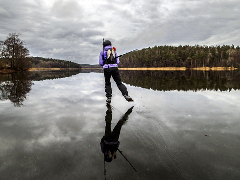 אדם מחליק על אגם אורלנגן הקפוא דרומית לשטוקהולם, בירת שבדיה (צילום: AFP) (צילום: AFP)
