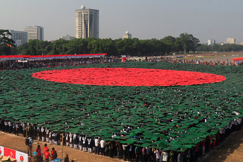 27,117 מאזרחי בנגלדש, רובם סטודנטים, התגייסו כדי ליצור את הדגל האנושי הגדול בעולם לרגל יום העצמאות של המדינה (צילום: AFP) (צילום: AFP)