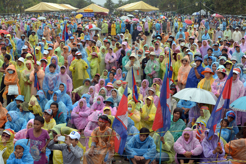 אלפי תומכים של האופוזיציה בקמבודיה בהפגנה בבירה פנום פן נגד זכייתו של ראש הממשלה בבחירות. המפגינים קראו לערוך בחירות חוזרות בגלל זיופים בבחירות הכלליות (צילום: AFP) (צילום: AFP)