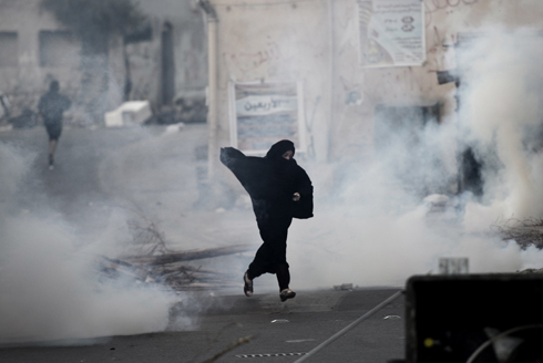 התסיסה נגד  המשטר הסוני נמשכת. פיזור הפגנה בבירת בחריין מנאמה (צילום: AFP) (צילום: AFP)