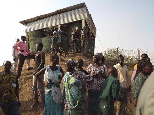 פליטים מגיעים לבקש מקלט במתקן של האו"ם בבירת דרום סודן ג'ובה. בשבוע האחרון פרצו במדינה הצעירה עימותים על רקע אתני שגבו את חייהם של מאות בני אדם (צילום: AFP) (צילום: AFP)
