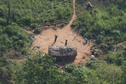 אנשים מנופפים לעבר מסוק מכפר בפאתי העיר בנגי ברפובליקה המרכז אפריקנית. על פי ארגון זכויות האדם "אמנסטי", כאלף בני אדם נהרגו באזור בשבועיים האחרונים בהתקפות נקמה של מיליציות נוצריות (צילום: AFP) (צילום: AFP)