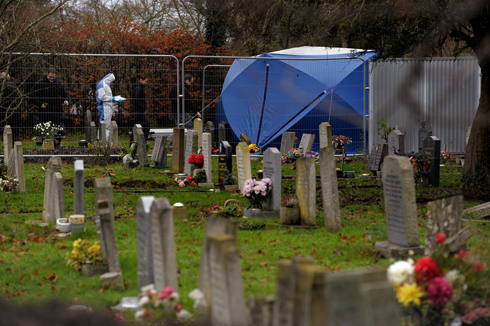 כוחות משטרה סורקים בית קברות בעיירה דידקוט באנגליה בחיפוש אחר הנערה האובדת בת ה-17 ג'יידן פרקינסון (צילום: גטי אימג'בנק) (צילום: גטי אימג'בנק)