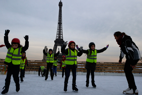 תלמידי בית ספר בשיעור החלקה על הקרח בפריז על רקע מגדל אייפל (צילום: AP) (צילום: AP)