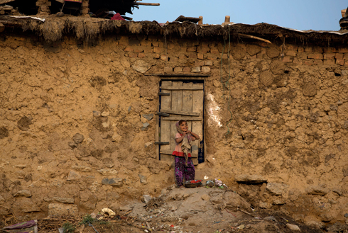 סקינה, פליטה מאזור השבטים של פקיסטן, חיה עם משפחתה בחושה באזור העני של איסלאמבד. אלפי בני אדם פונו מבתיהם באזור באג'ור בעקבות עימותים בין כוחות הביטחון לבין ארגוני מורדים והם שוהים באזורים עניים של עיר הבירה ללא תנאי מחייה בסיסיים (צילום: AP) (צילום: AP)