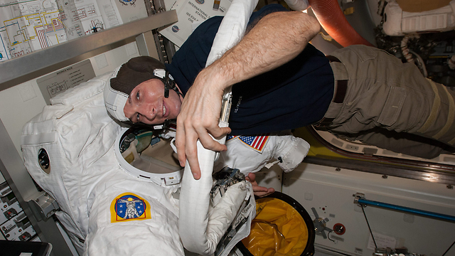האסטרונאוט מייק הופקינס לקראת היציאה מתחנת החלל (צילום: EPA) (צילום: EPA)