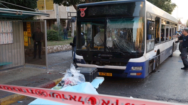 The bus explosion in Bat Yam (Photo: Motti Kimchi)