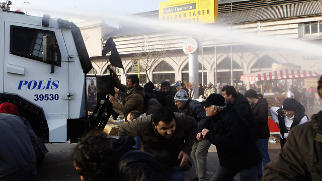המשטרה משתמשת בזרנוקי מים כדי לפזר מפגינים, היום (צילום: רויטרס) (צילום: רויטרס)