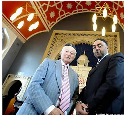 "מקווים שזה יתרום לשלום והרמוניה". רודי ליבור (משמאל) וזולפי כארים בבית הכנסת (צילום: huffingtonpost.co.uk) ()