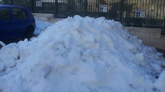 ערימת שלג על חניית הנכים בכניסה למשרד ראש הממשלה ()