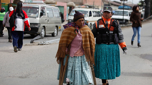 מסייעות לקשישים לחצות את הכביש (צילום: AP) (צילום: AP)
