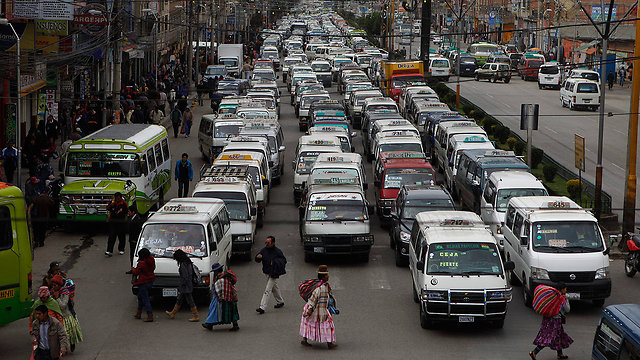 משימה קשה כשכל אחד עוצר היכן שבא לו. תנועה רבה בעיר אל אלטו (צילום: AP) (צילום: AP)