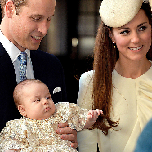 חג המולד הראשון של הנסיך ג'ורג'. עם הוריו, הדוכסים ויליאם וקייט (צילום: AFP) (צילום: AFP)
