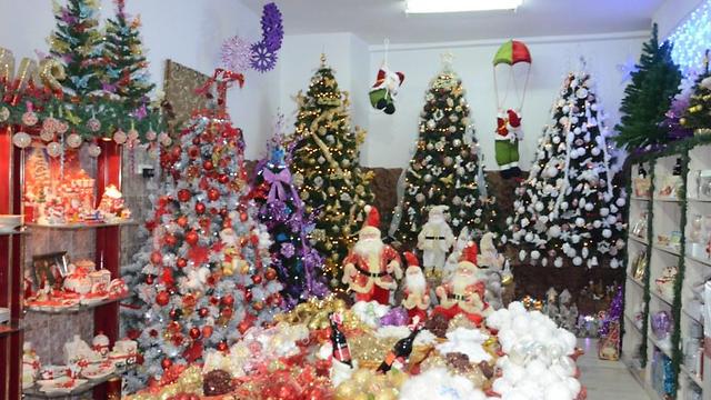 אביזרי חג המולד בכפר יאסין (צילום: חסן שעלאן) (צילום: חסן שעלאן)