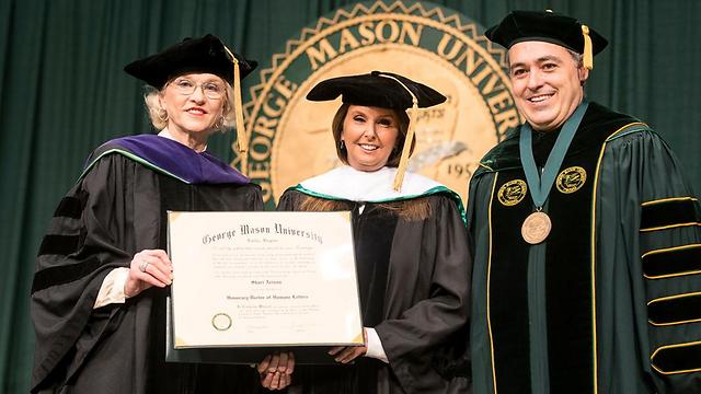 שרי אריסון (באמצע) מקבלת את התואר מנשיא אוניברסיטת ג'ורג' מייסון אנחל קבררה ומחברת הדירקטוריון קארן אלקלדה (צילום: אלקסיס גלאן) (צילום: אלקסיס גלאן)