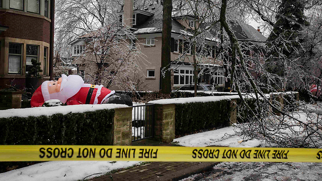 בקנדה, גם סנטה קלאוס נכנע לרוח ולקרח (צילום: רויטרס) (צילום: רויטרס)