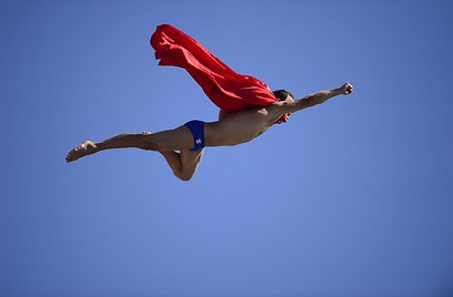 זה ציפור? זה סופרמן? לא זו תחרות הקפיצה למים בברצלונה (צילום: AFP) (צילום: AFP)