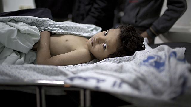 ילד פלסטיני שנפגע בתקיפת צה"ל (צילום: AFP) (צילום: AFP)