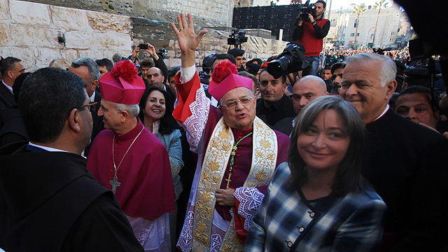 Twal makes way through Bethlehem (Photo: AP)