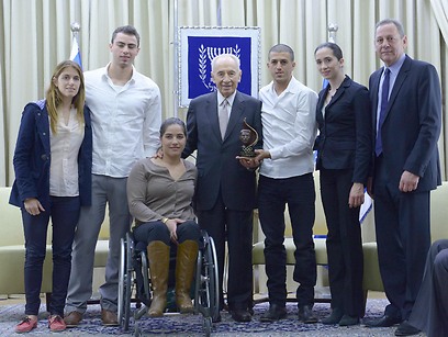 שמעון פרס עם הספורטאים (צילום: לע"מ) (צילום: לע