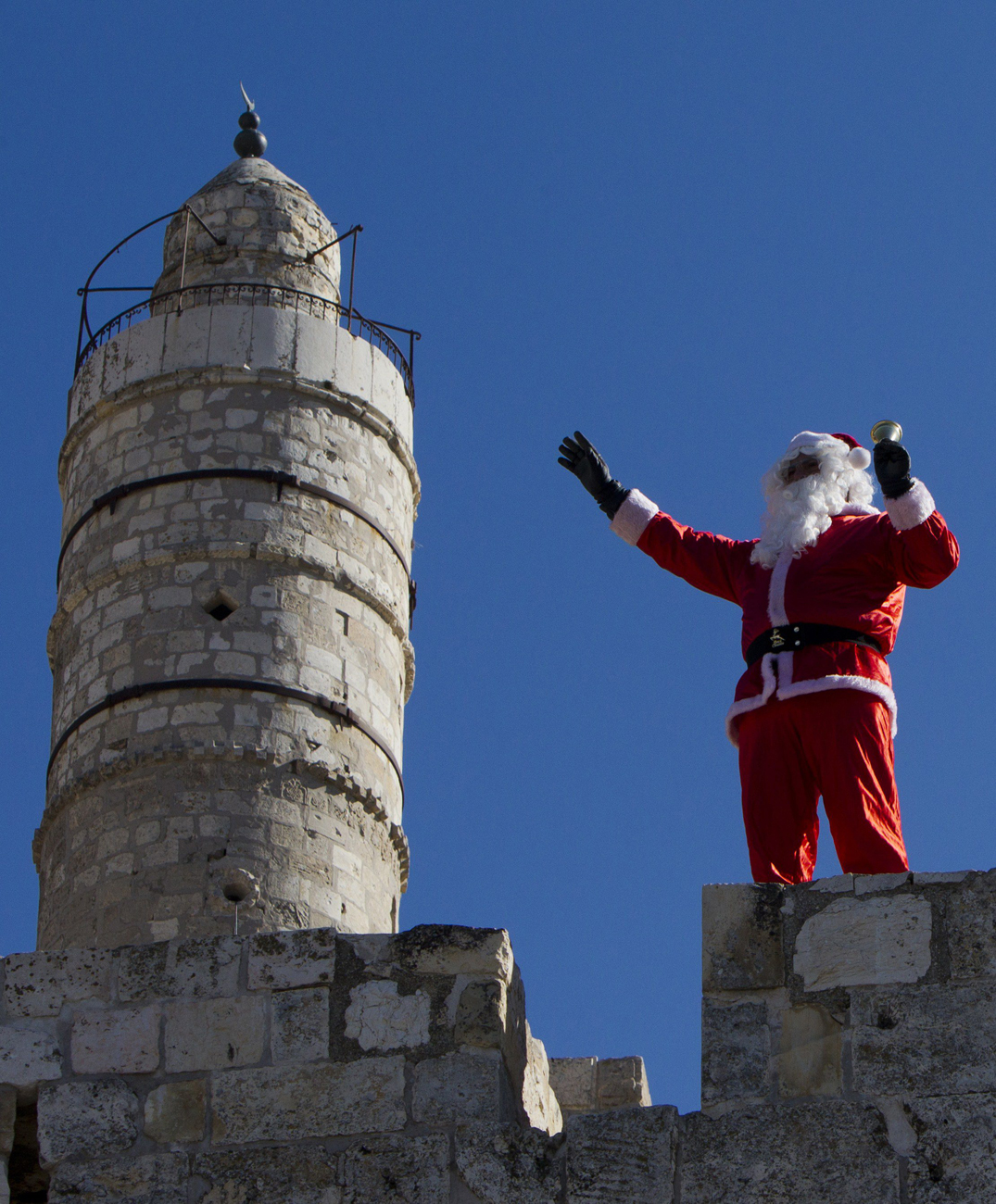 Palestinian Santa in the Old City of Jerusalem (Photo: EPA)