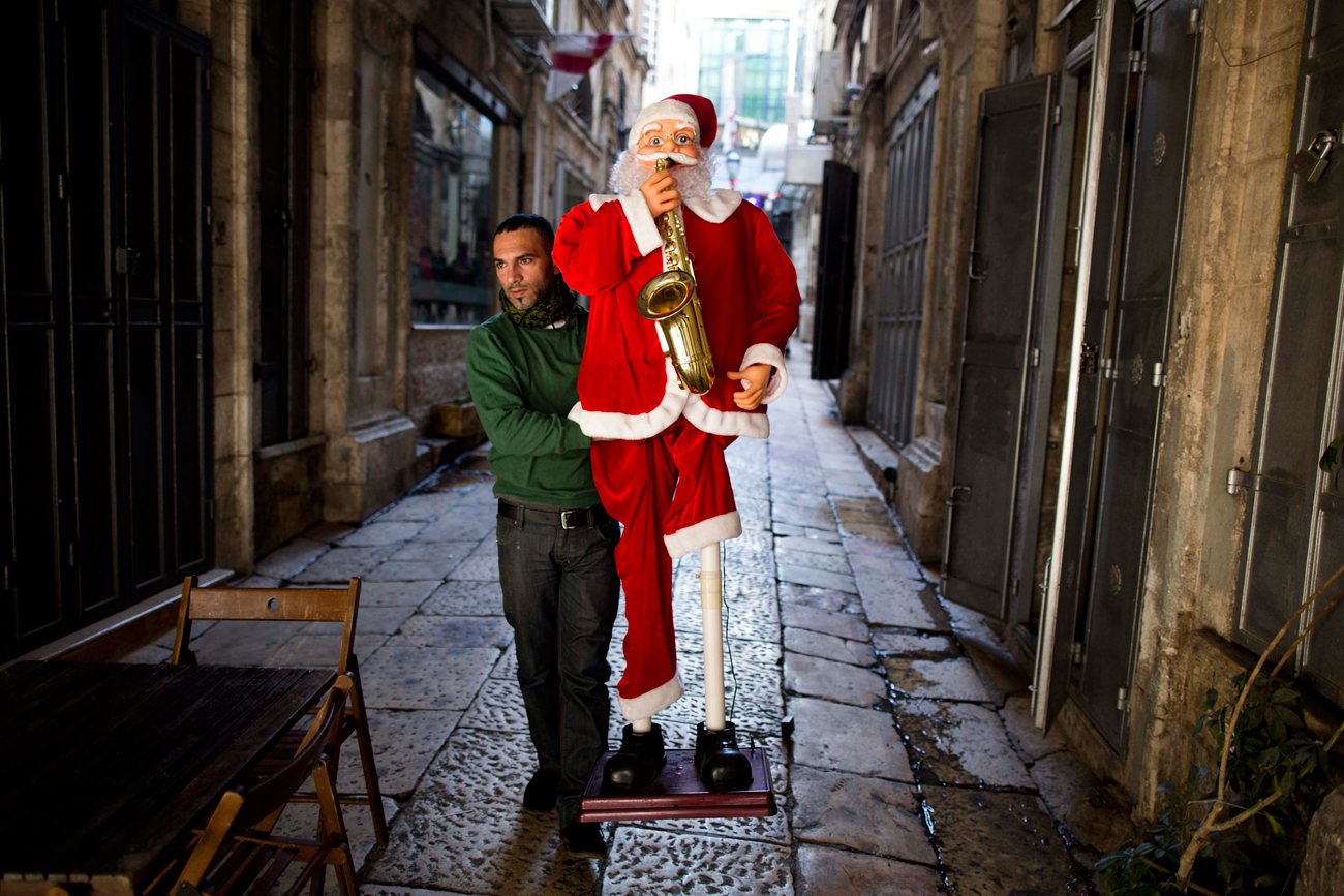 Palestinian carries a Santa in the Old City of Jerusalem (Photo: EPA)