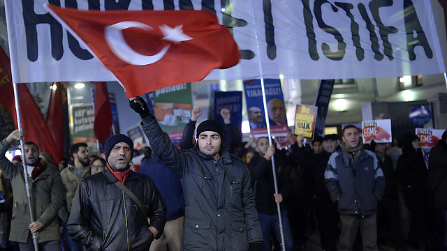מפגינים נגד ממשלתו של ארדואן באיסטנבול (צילום: AFP) (צילום: AFP)