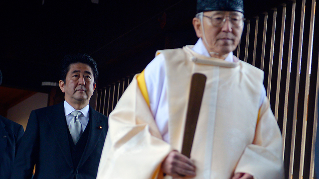 בכה על החיילים שנפלו. ראש הממשלה היפני שינזו אבה במקדש יסוקוני (צילום: EPA) (צילום: EPA)