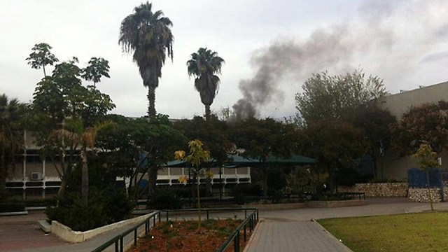 עשן מיתמר מעל בית הספר (צילום: ליאב ביבס) (צילום: ליאב ביבס)