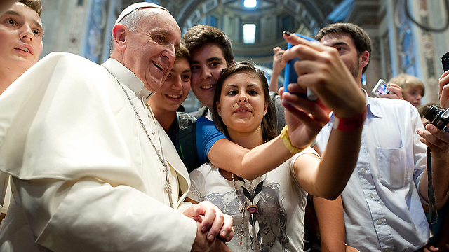 אפילו הוא חזק בסלפי. האפיפיור ומעריצים (צילום: AP) (צילום: AP)