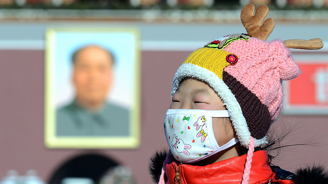 הצנזורים העלימו ביקורת על מאו ברשתות החברתיות. ילדה בכיכר טיאננמן (צילום: AFP) (צילום: AFP)