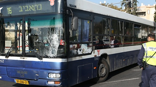 האוטובוס שממנו נפגעה הולכת הרגל בתל אביב (צילום: מוטי קמחי) (צילום: מוטי קמחי)