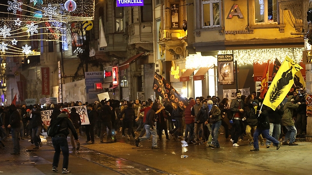 מפגינים הערב באיסטנבול (צילום: EPA) (צילום: EPA)