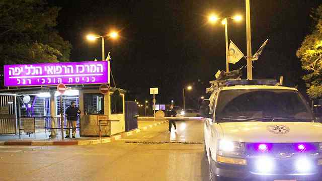 Police cars outside Hillel Yafe Medical Center (Photo: Ido Erez)