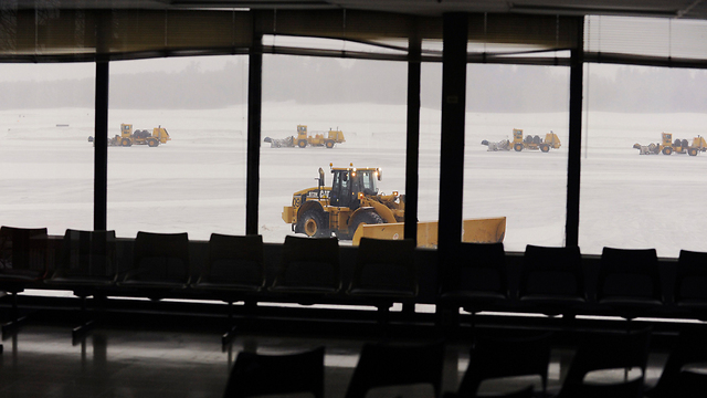 מפלסות שלג בשדה התעופה בנגור במיין          (צילום: רויטרס) (צילום: רויטרס)
